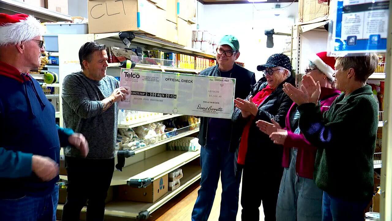 Local bowling league donates $3,500 to food pantry for most vulnerable during holidays